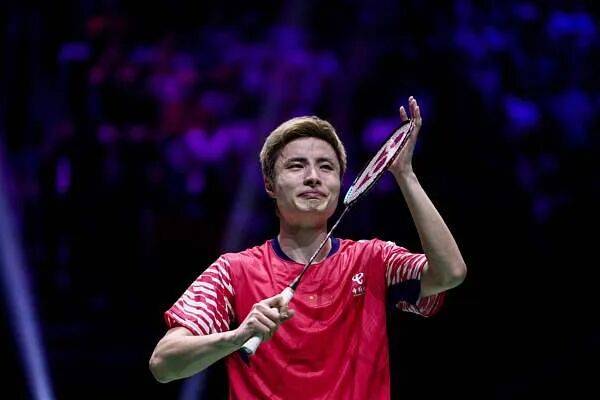 祝贺!石宇奇2比1逆转昆拉武特<strong></p>
<p>帮呗币价格</strong>,获得羽毛球世锦赛男单冠军!