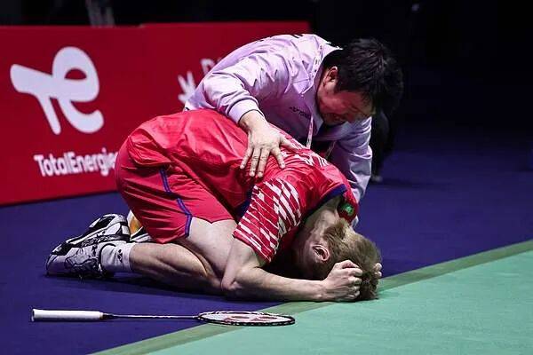 祝贺!石宇奇2比1逆转昆拉武特<strong></p>
<p>帮呗币价格</strong>,获得羽毛球世锦赛男单冠军!