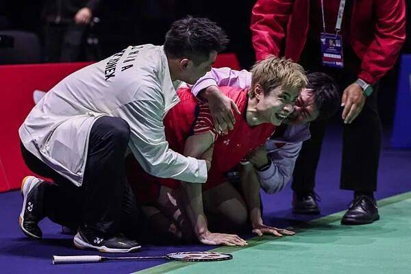 祝贺!石宇奇2比1逆转昆拉武特<strong></p>
<p>帮呗币价格</strong>,获得羽毛球世锦赛男单冠军!