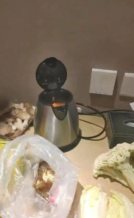 男子在澳门某酒店用水壶煮火锅<strong></p>
<p>帮呗币价格</strong>,负责人:会警告,若损坏需照价赔偿