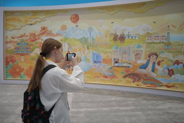 上合天津峰会22米巨幅壁画火出圈<strong></p>
<p>币圈和链圈</strong>，这些中外元素你认出几个？