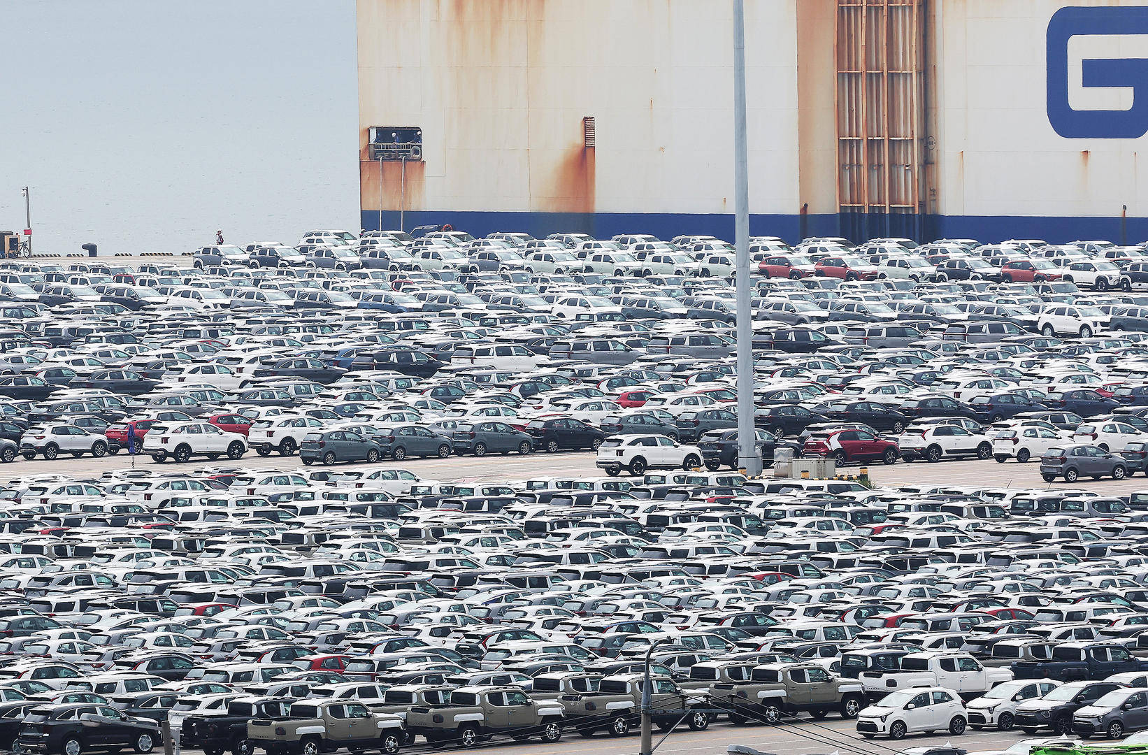 美“关税炸弹”影响在韩显现:汽车产业遭重击,半导体产业出口量大增