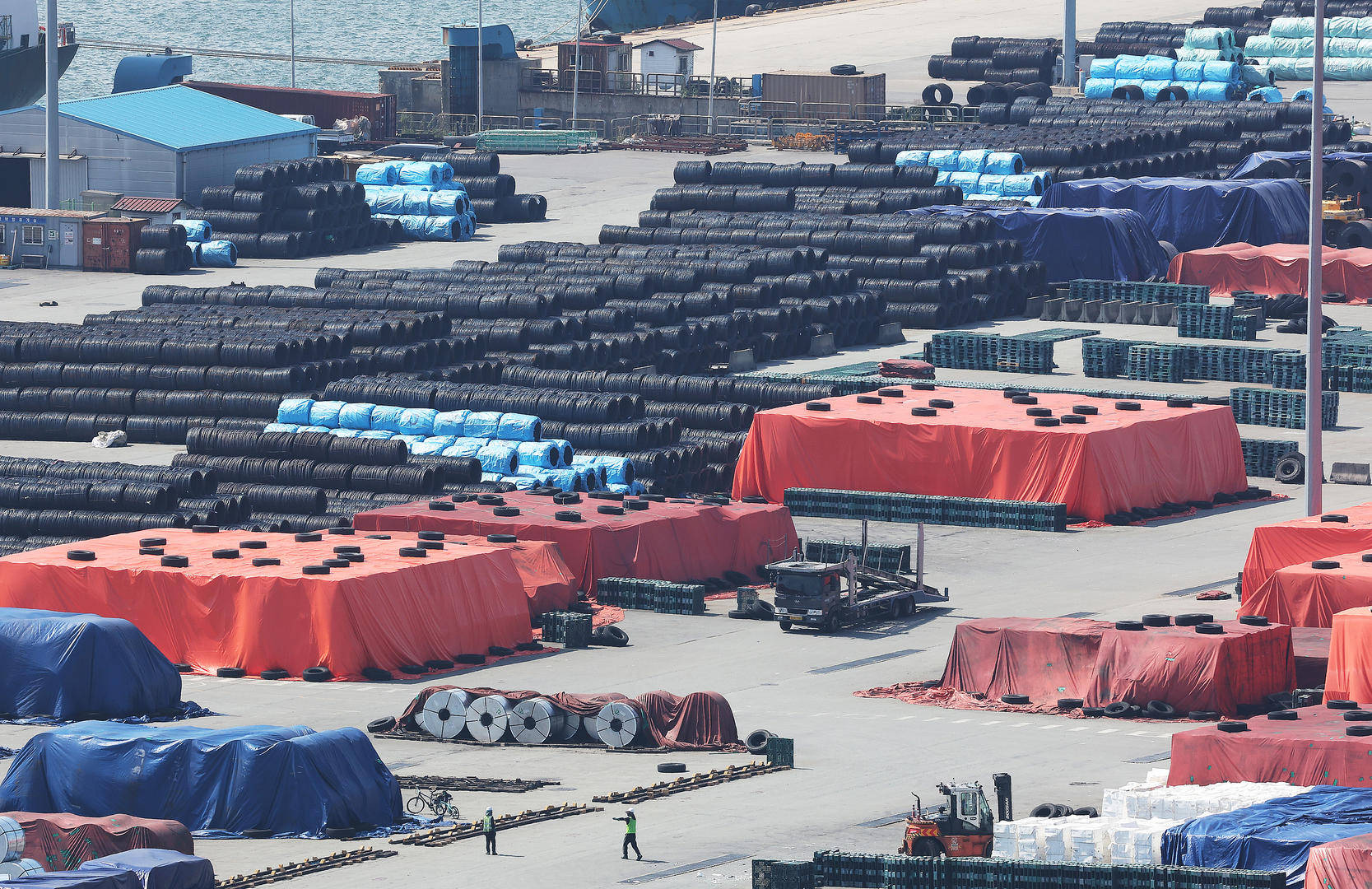 美“关税炸弹”影响在韩显现:汽车产业遭重击,半导体产业出口量大增