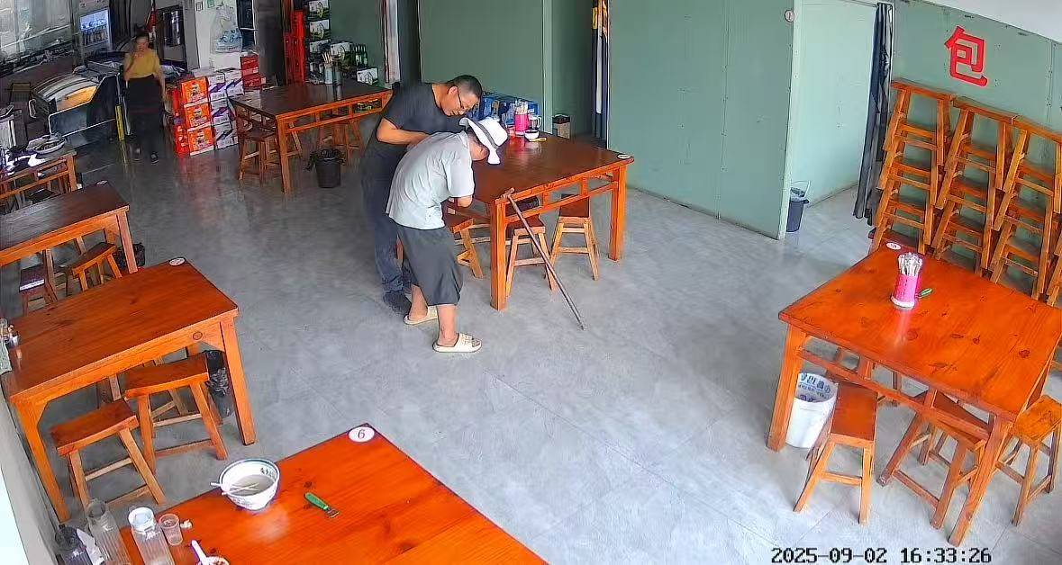 店门口大爷竹筐卖不动<strong></p>
<p>炒币子</strong>,河南周口面馆老板暖心发视频帮卖,网友隔空下单:我出钱你送人