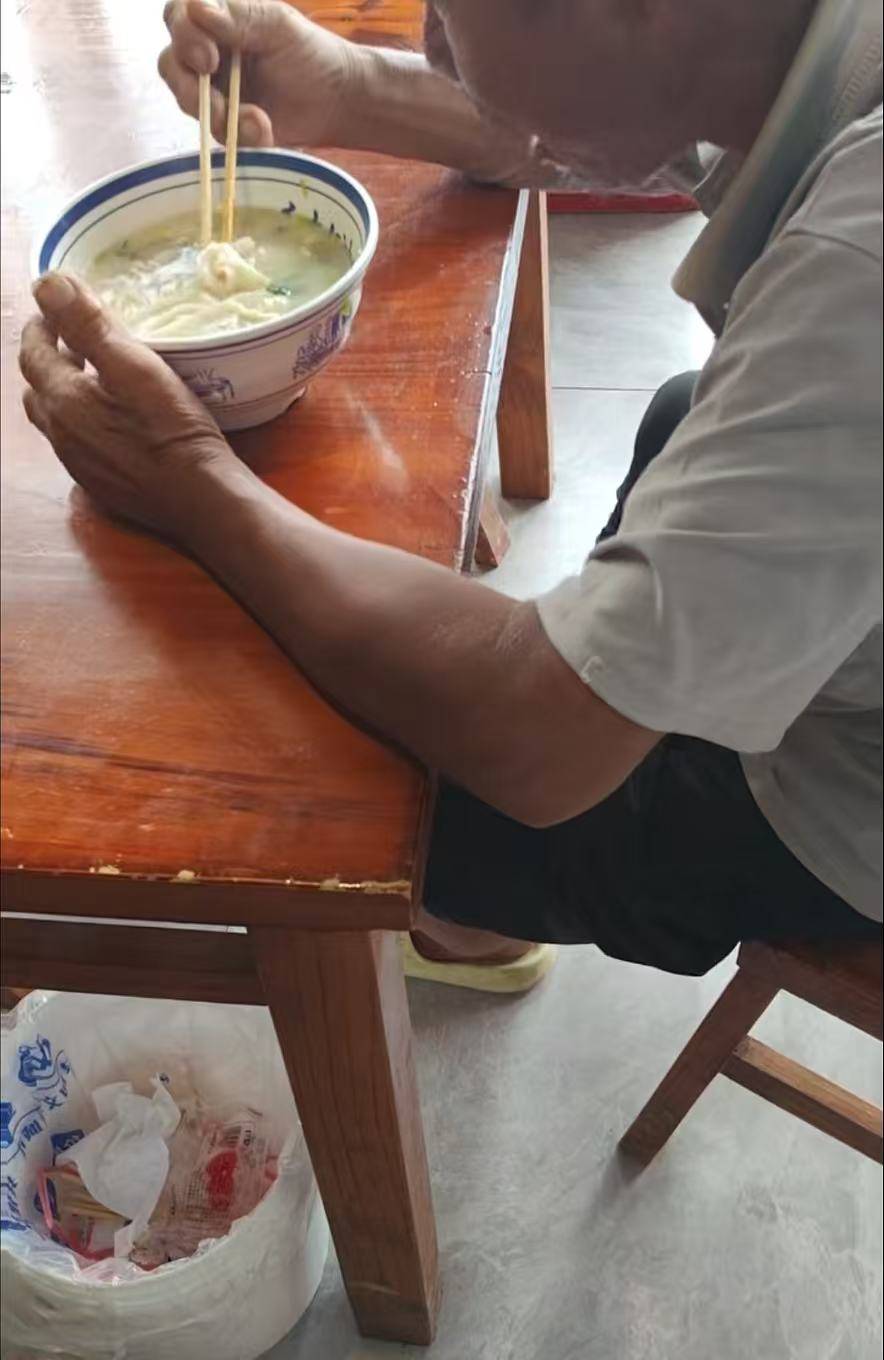 店门口大爷竹筐卖不动<strong></p>
<p>炒币子</strong>,河南周口面馆老板暖心发视频帮卖,网友隔空下单:我出钱你送人