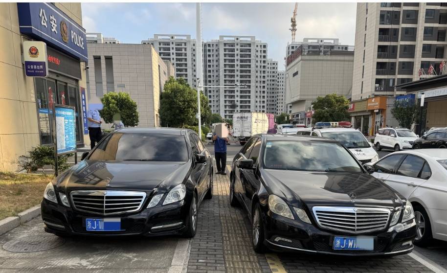 浙江街头惊现两辆“一模一样”的车!民警一查<strong></p>
<p>炒币子</strong>,不简单,当场扣车