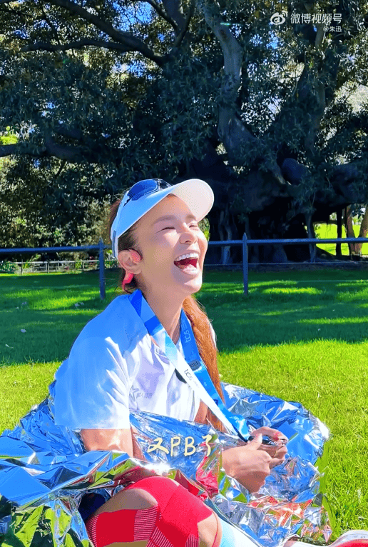 知名主持人朱迅跑完悉尼马拉松全马<strong></p>
<p>炒币子</strong>,开心大笑:又创造个人最好成绩