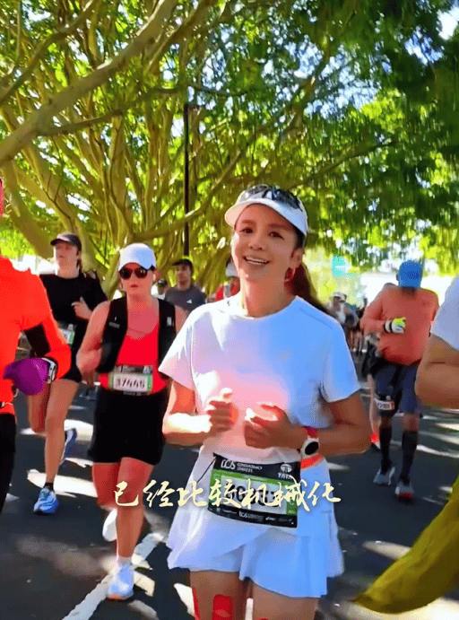 知名主持人朱迅跑完悉尼马拉松全马<strong></p>
<p>炒币子</strong>,开心大笑:又创造个人最好成绩