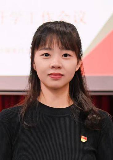 “民兵方队中一眼就认出了她<strong></p>
<p>炒币交易软件</strong>，我们的陈老师！”