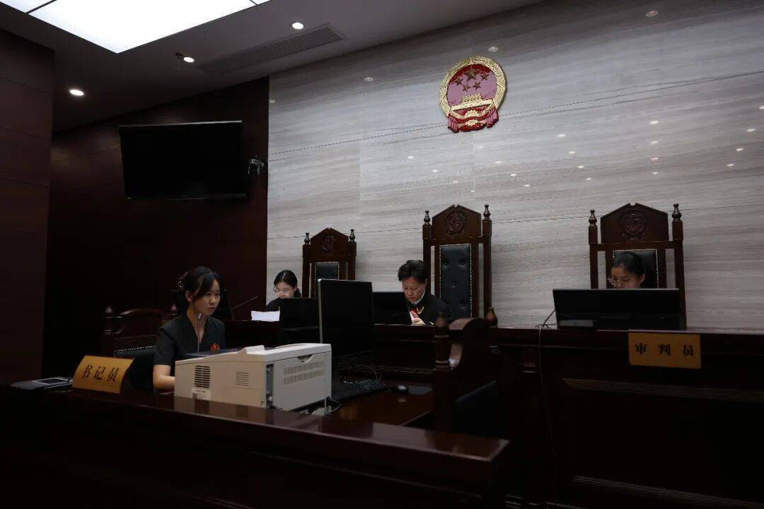 母亲病逝<strong></p>
<p>炒币交易软件</strong>，生父不明，留下一双女儿谁来监护？八旬外祖父诉至法院：我来！