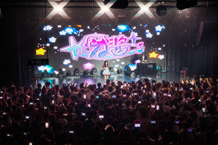 明星不够用了<strong></p>
<p>炒币交易软件</strong>，网红“接管”演唱会