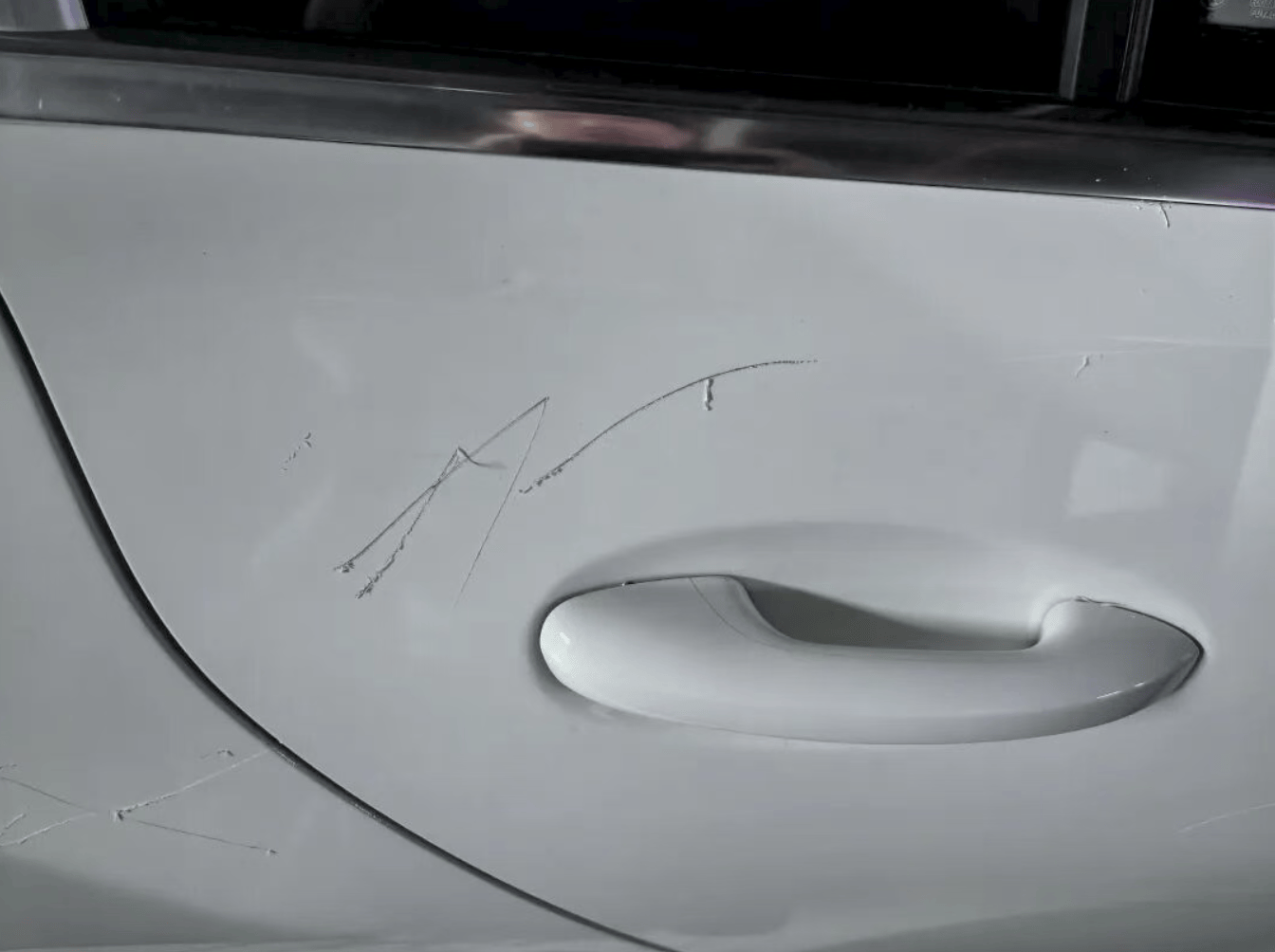 女子用铁片将邻居奔驰车划开数个口子<strong></p>
<p>新中产炒币实录</strong>,被采取刑事强制措施 双方曾因车门磕碰发生口角