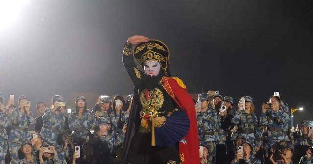 兰州大学军训期间大一女生表演川剧吐火<strong></p>
<p>新中产炒币实录</strong>,校方:学生来自东北,因个人爱好自学