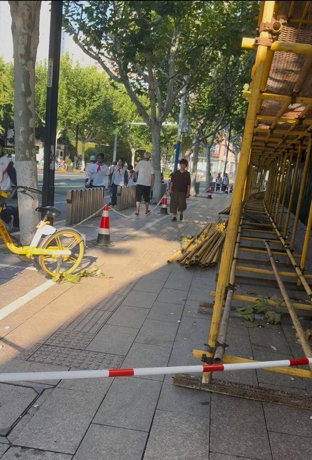 事发上海校门口!学生上学像闯关:夹缝中慢慢腾挪<strong></p>
<p>币链</strong>,与非机动车迎面对冲…家长担忧:何时是头