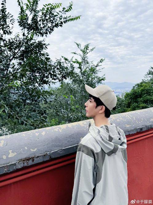 37岁男演员于朦胧被传坠楼<strong></p>
<p>币链</strong>，7月刚注销工作室，警方回应