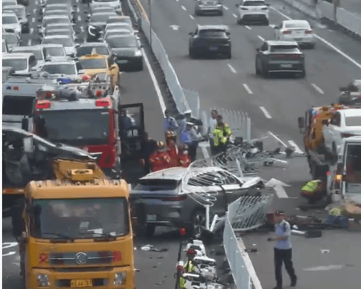 广州鹤洞大桥荔湾往海珠方向3辆小车发生碰撞<strong></p>
<p>币链</strong>,致早高峰交通拥堵