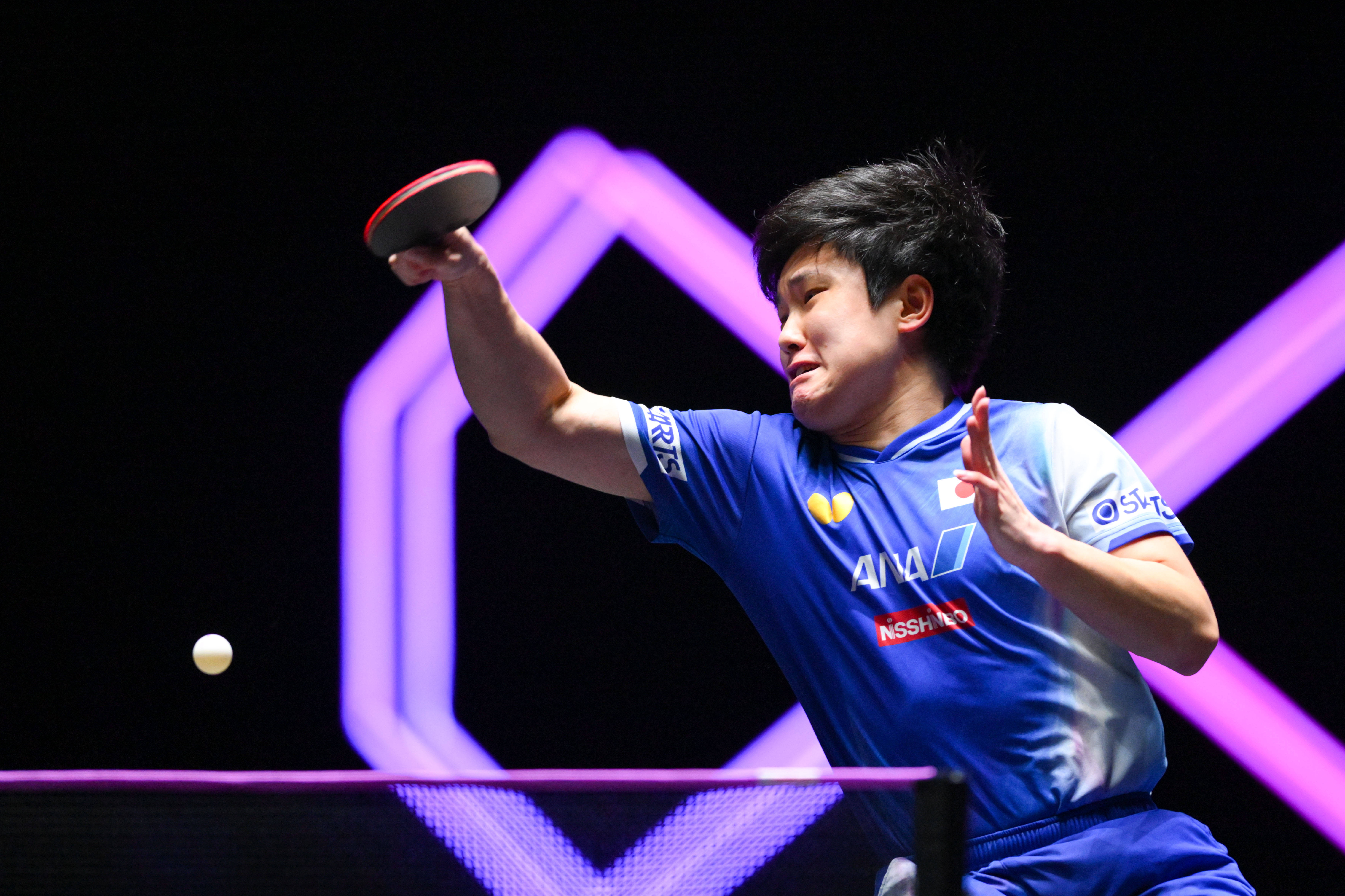 (体育)乒乓球——WTT澳门冠军赛:薛飞淘汰张本智和 晋级男单16强