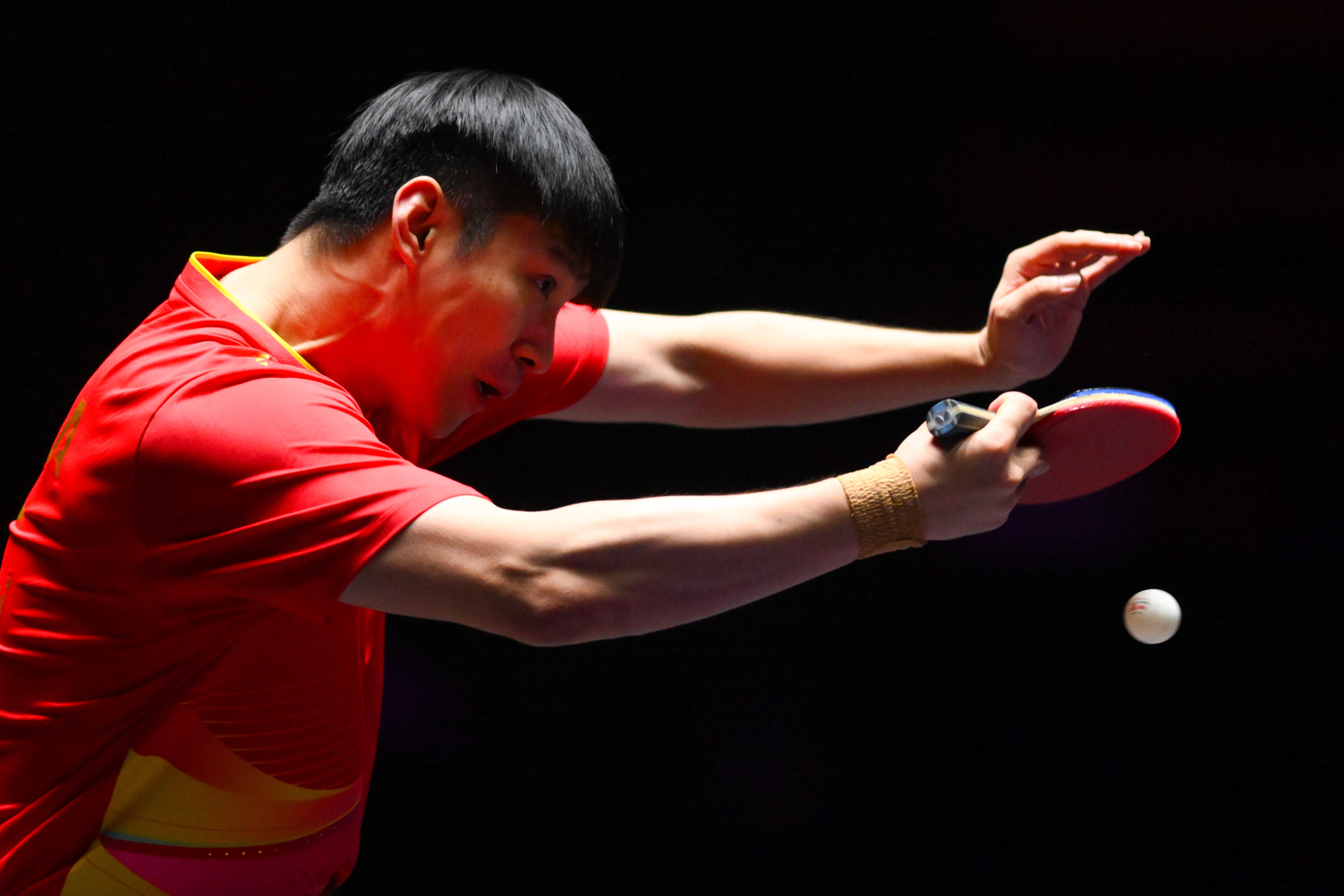 (体育)乒乓球——WTT澳门冠军赛:薛飞淘汰张本智和 晋级男单16强