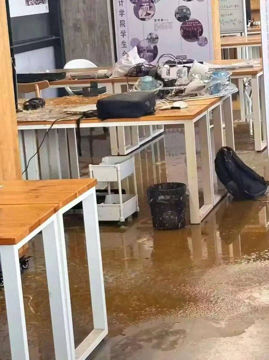 浙江杭州一女生教室正做作业<strong></p>
<p>币链</strong>,头顶管道破裂被污水淋头,情绪崩溃大哭,中国美院良渚校区:眼镜堵塞管道致泄漏,女生已得到安抚