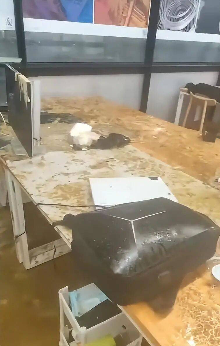 浙江杭州一女生教室正做作业<strong></p>
<p>币链</strong>,头顶管道破裂被污水淋头,情绪崩溃大哭,中国美院良渚校区:眼镜堵塞管道致泄漏,女生已得到安抚