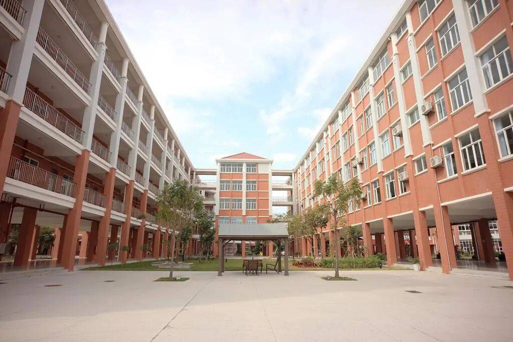 “一人收200元班费<strong></p>
<p>佰通币</strong>，全班近一万元要用到什么时候”？家长质疑！官方回应