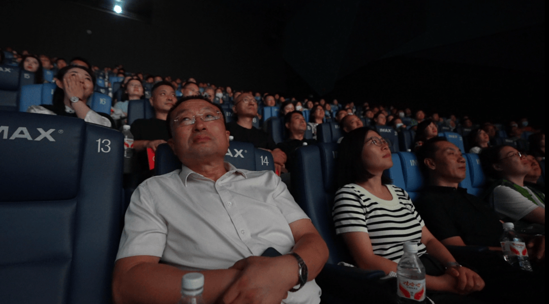 王亚平带<strong></p>
<p>佰通币</strong>你解锁《窗外是蓝星》里的“山东特产”