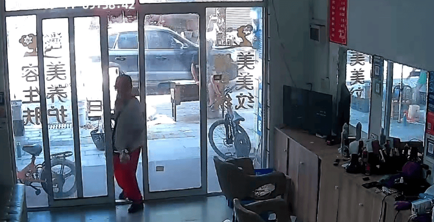 浙江一店主允许大妈门口摆摊<strong></p>
<p>佰通币</strong>,时常被大妈“投喂”蔬果:每次收摊时,都打扫得干干净净