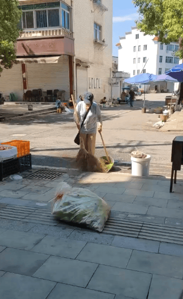 浙江一店主允许大妈门口摆摊<strong></p>
<p>佰通币</strong>,时常被大妈“投喂”蔬果:每次收摊时,都打扫得干干净净