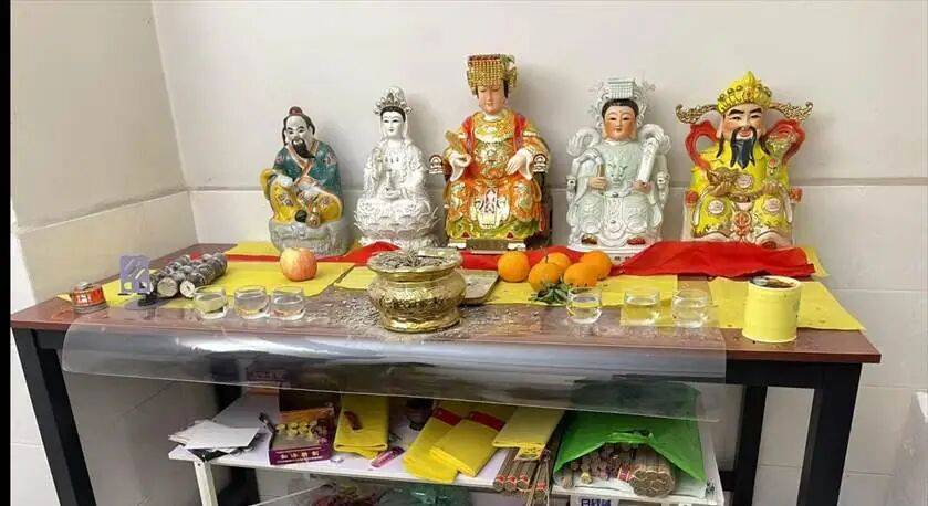 男子自称“玉皇大帝”<strong></p>
<p>佰通币</strong>,奸淫妇女10人,敛财超500万元