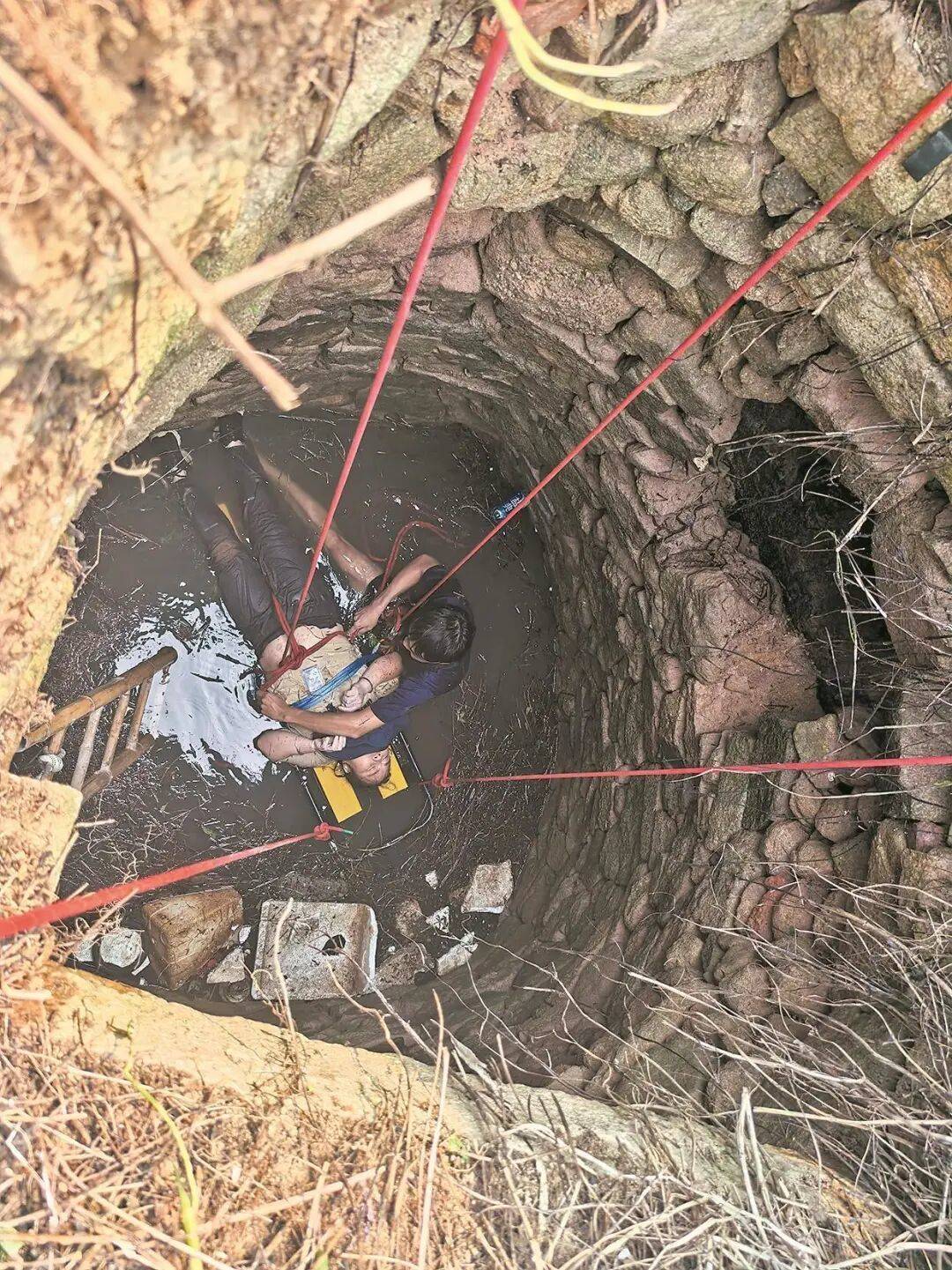 泉州坠井女子“54小时噩梦”:几条蛇爬身上<strong></p>
<p>晋商币</strong>,双侧肋骨骨折!绝望时靠一个信念坚持活下来……