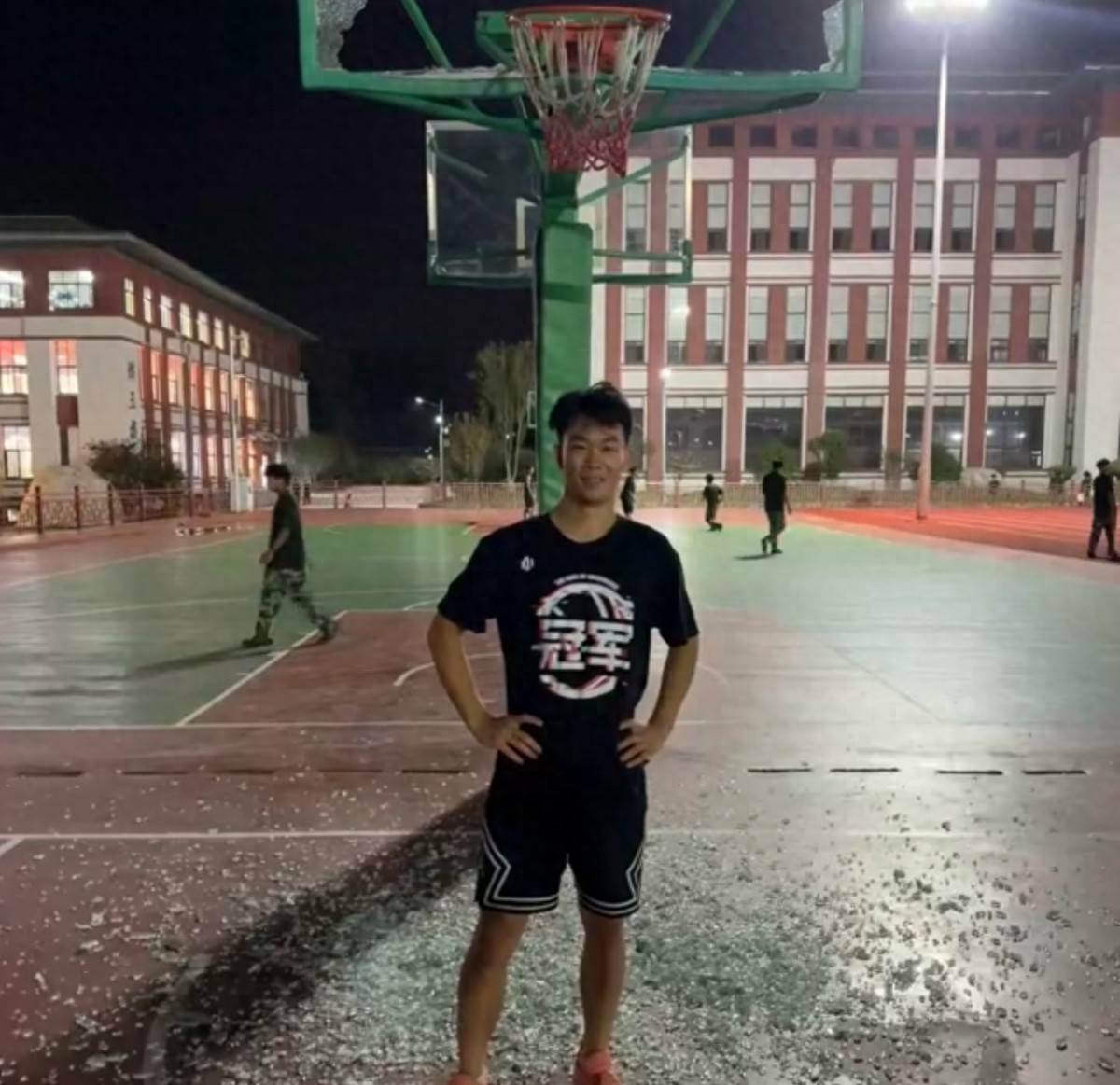 郑州178厘米大学生扣碎篮板<strong></p>
<p>晋商币</strong>，校方：说明弹跳力好！学校出资购买新篮板，已安装好