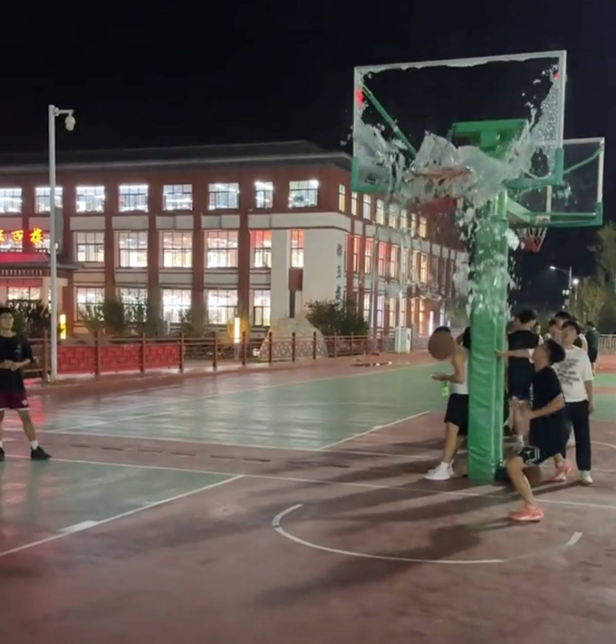 郑州178厘米大学生扣碎篮板<strong></p>
<p>晋商币</strong>，校方：说明弹跳力好！学校出资购买新篮板，已安装好