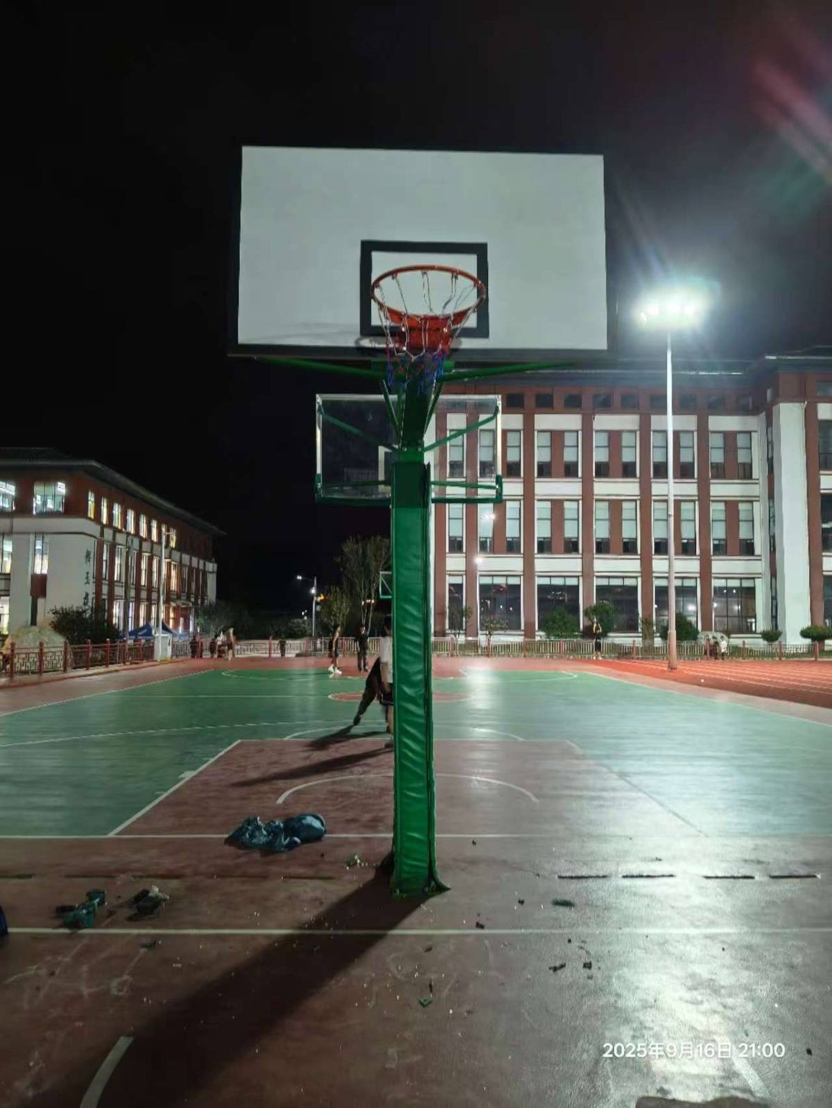 郑州178厘米大学生扣碎篮板<strong></p>
<p>晋商币</strong>，校方：说明弹跳力好！学校出资购买新篮板，已安装好