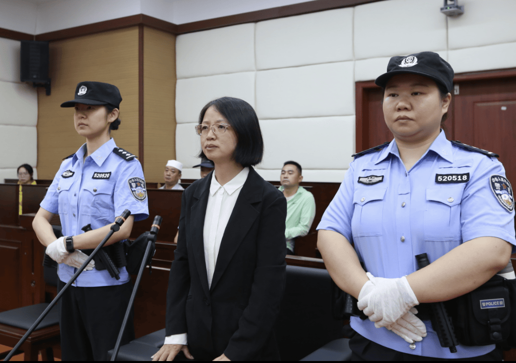 敛财5448万元<strong></p>
<p>晋商币</strong>,女厅官杨慧当庭认罪!“为了一栋别墅,把努力大半生的政治生命和人身自由全赔进去了”