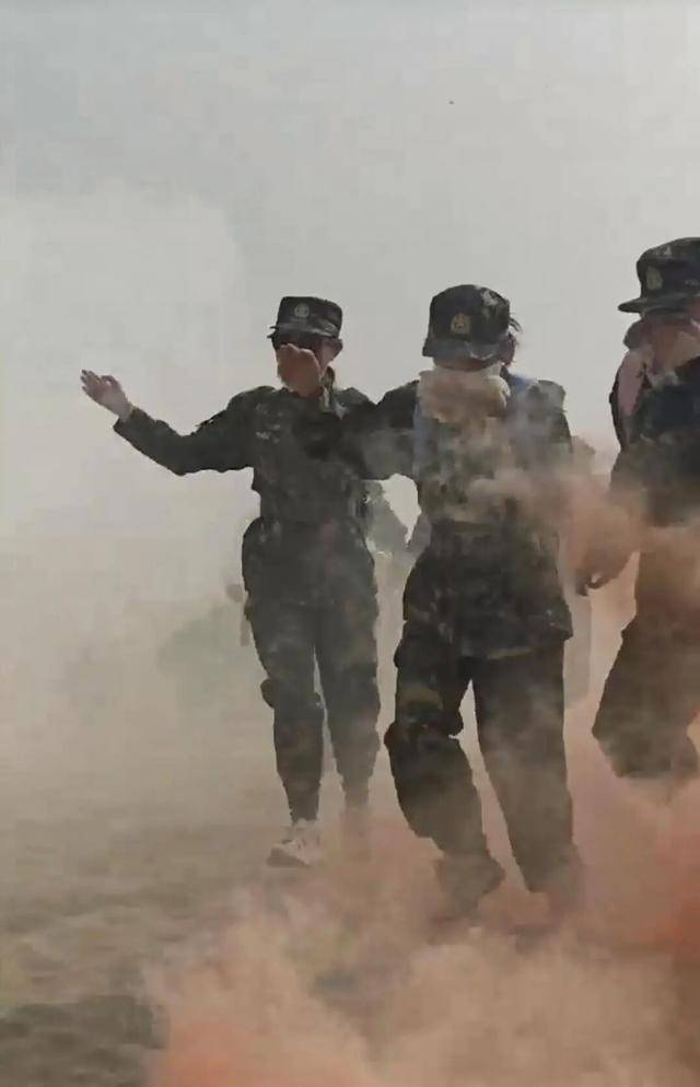 塔里木大学军训真硬核!8400余名新生分批穿越沙漠<strong></p>
<p>晋商币</strong>,匍匐前进、沙漠拉烟,堪比“沙场点兵”大片