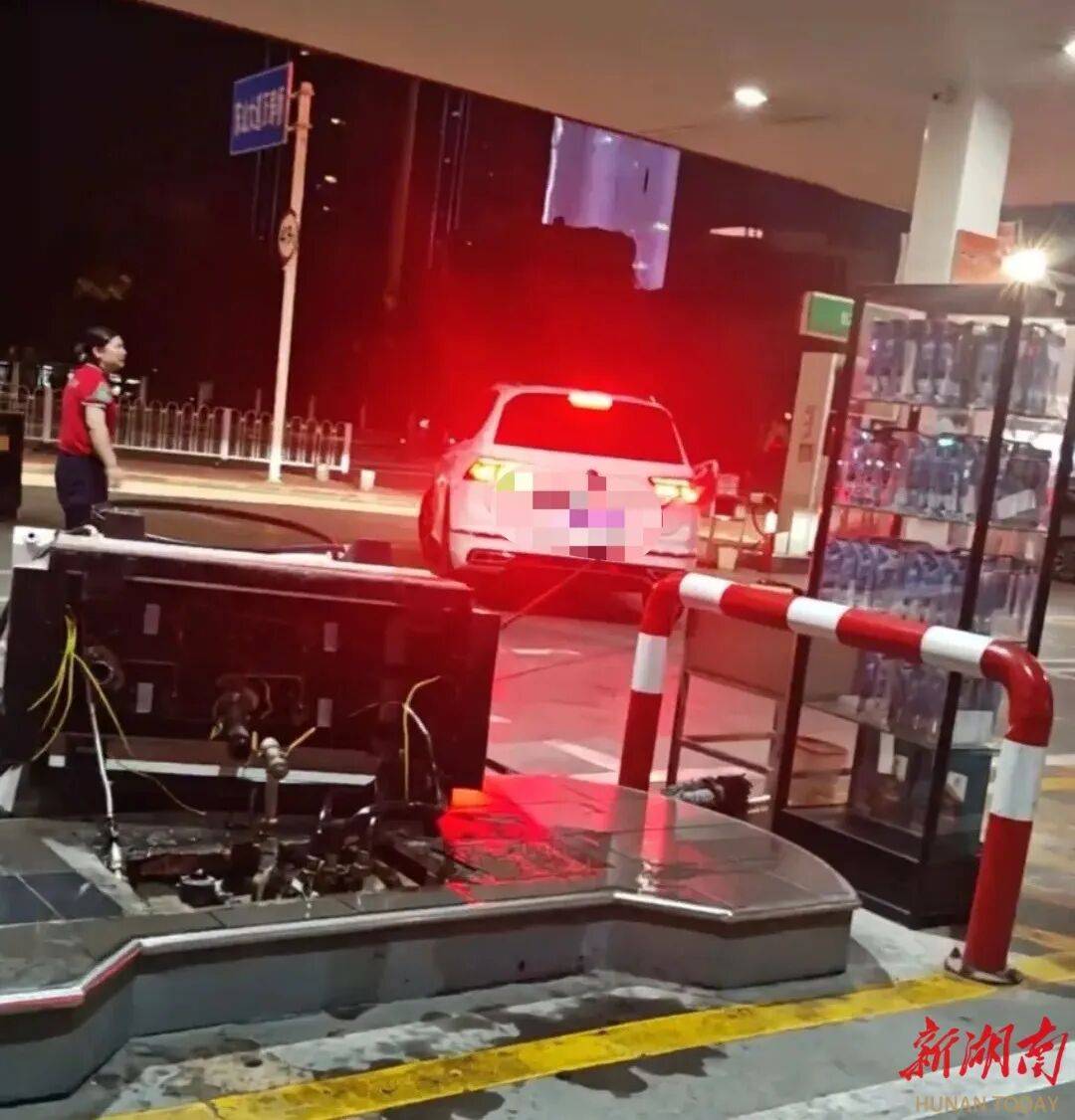 湖北一车主加完油忘拔加油枪开车就走<strong></p>
<p>炒币亏</strong>，直接拽倒加油机，工作人员：幸好加油机的切断阀自动紧急关闭