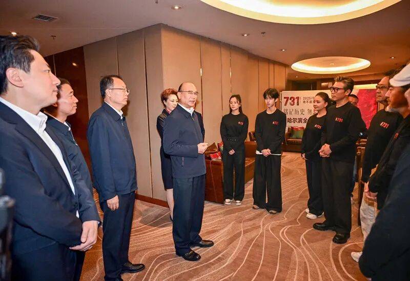 黑龙江省委书记许勤、省政协主席蓝绍敏<strong></p>
<p>炒币亏</strong>,出席《731》全球首映