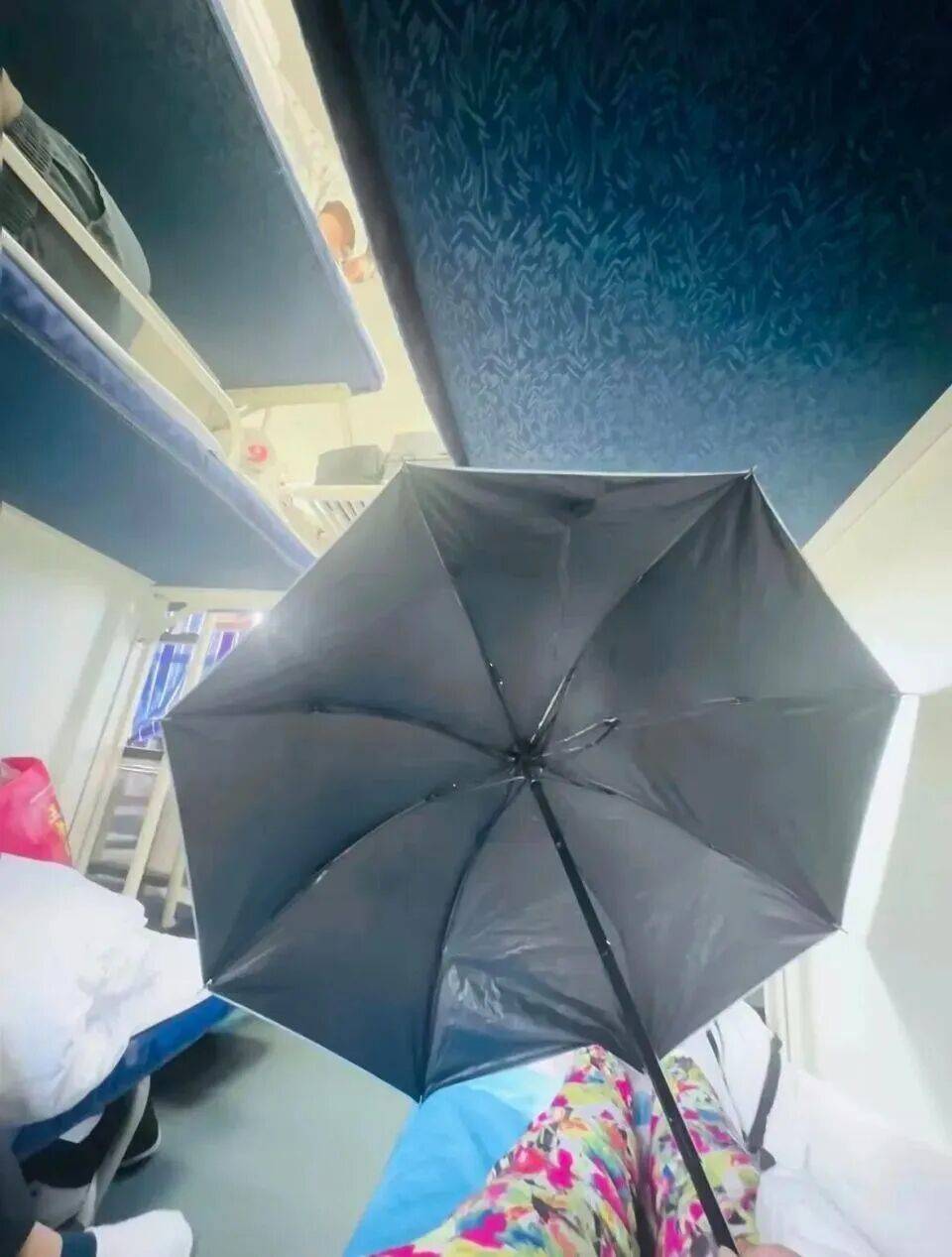 女生躺火车卧铺打伞遮隐私<strong></p>
<p>炒币亏</strong>，“过道坐着两名陌生男乘客”，12306回应