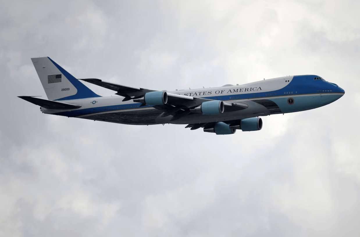 飞行员疑走神<strong></p>
<p>币友圈</strong>,美客机惊险逼近特朗普专机 空管怒吼警告:别碰iPad了!