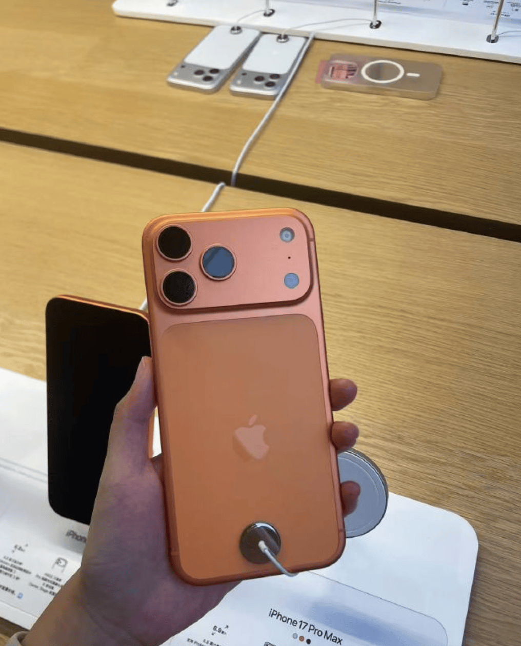 iPhone 17 Pro被黄牛拒收：“卖的人多<strong></p>
<p>币友圈</strong>，货太多了”