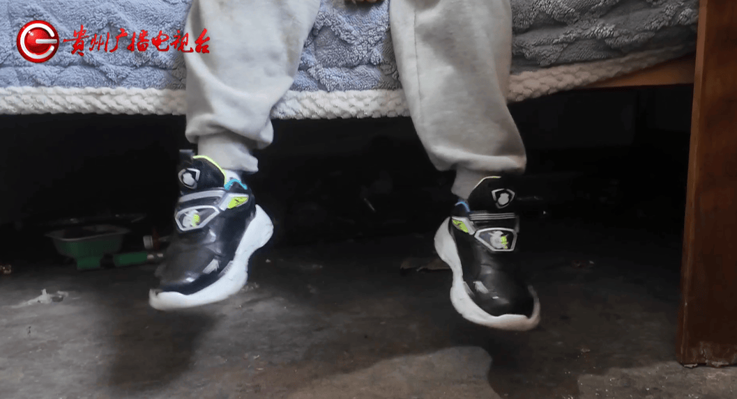 心酸!12岁男孩“独居”贵阳一安置房内<strong></p>
<p>币友圈</strong>,父亲回应:迫于无奈,因为……