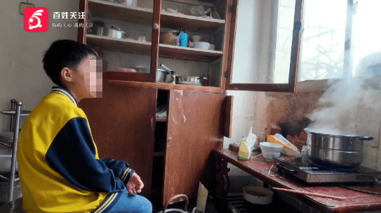 心酸!12岁男孩“独居”贵阳一安置房内<strong></p>
<p>币友圈</strong>,父亲回应:迫于无奈,因为……