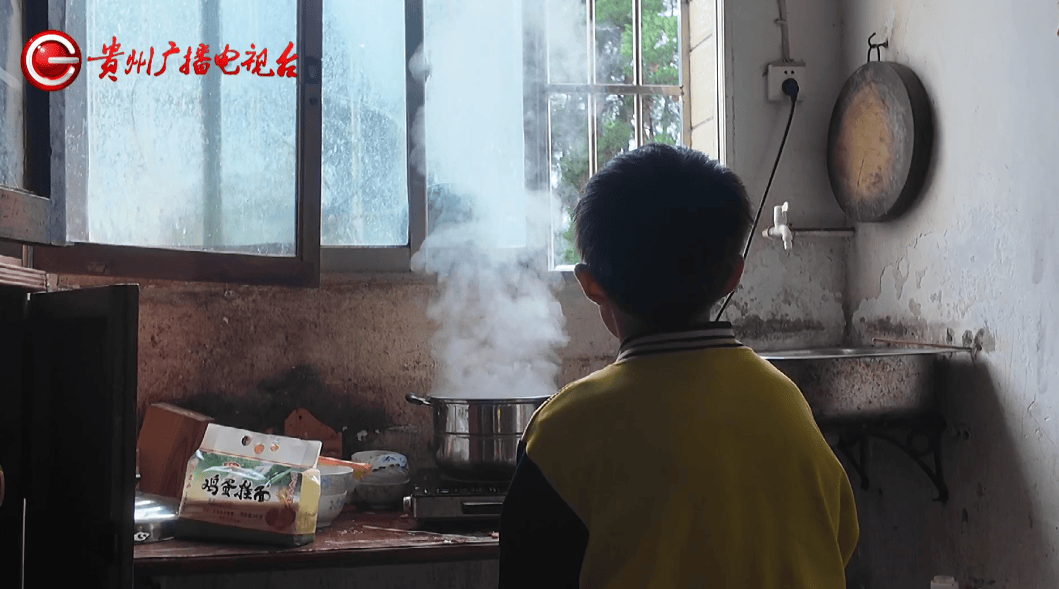 心酸!12岁男孩“独居”贵阳一安置房内<strong></p>
<p>币友圈</strong>,父亲回应:迫于无奈,因为……