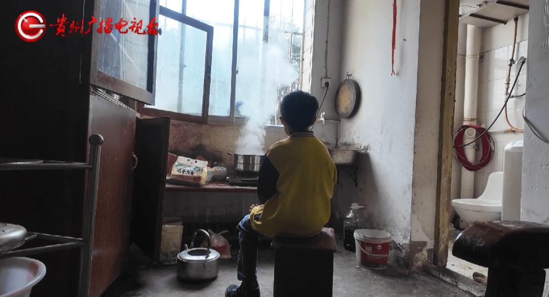 心酸!12岁男孩“独居”贵阳一安置房内<strong></p>
<p>币友圈</strong>,父亲回应:迫于无奈,因为……