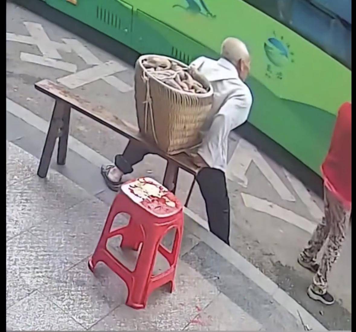 重庆一背篓老人等公交被拒载<strong></p>
<p>币澳国际</strong>,交通运输局:涉事司机已被开除