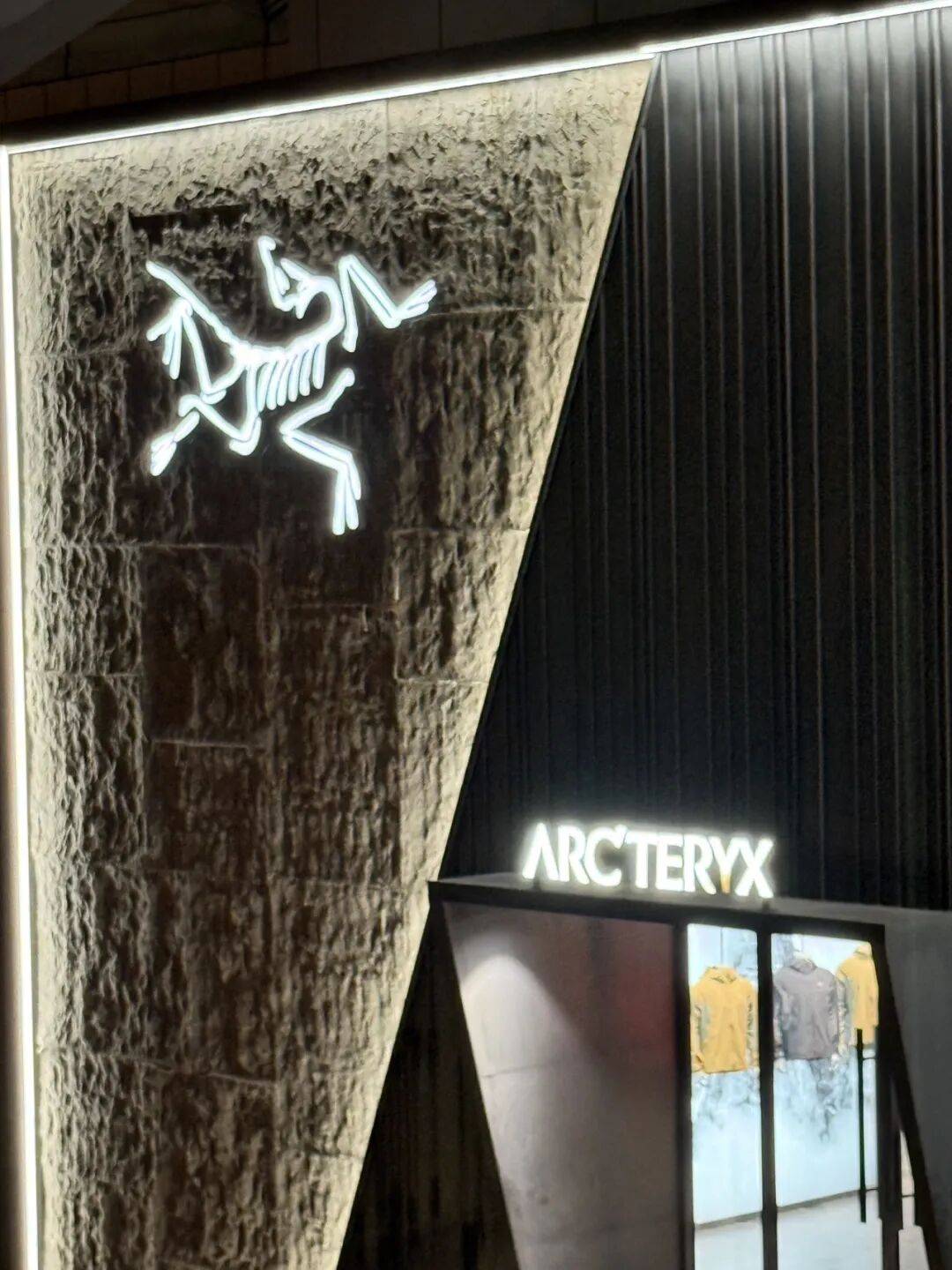 消费者开始退货<strong></p>
<p>币澳国际</strong>!始祖鸟又被曝海内外道歉内容不一致