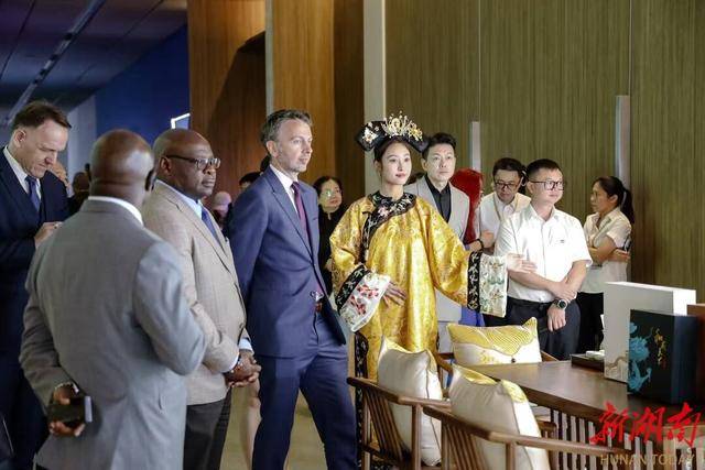 数字之光点亮海丝文明传承路<strong></p>
<p>币澳国际</strong>，和成天下助力海丝数字艺术公益展