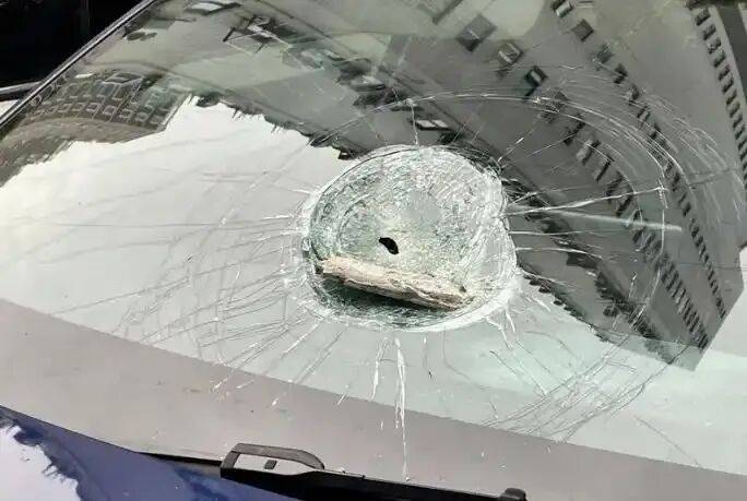 小区32楼外墙瓷砖脱落砸9车致凹陷<strong></p>
<p>币澳国际</strong>，居民反映情况，物业回应将交由保险公司核定处理