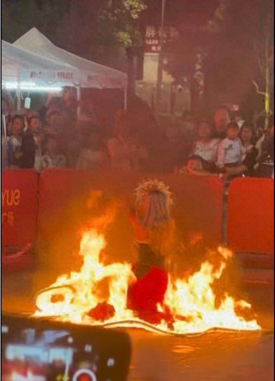 云南昆明商场表演“火裙舞”<strong></p>
<p>币澳国际</strong>，一名女演员裙子引燃被烧伤