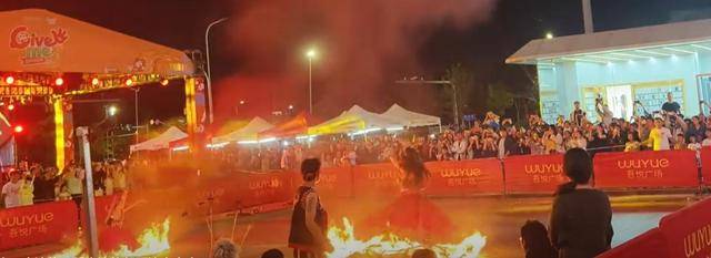 云南昆明商场表演“火裙舞”<strong></p>
<p>币澳国际</strong>，一名女演员裙子引燃被烧伤